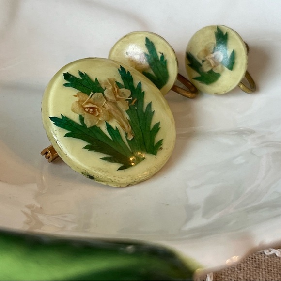 Vintage 40s-50s Dried Flower Lucite Pin And Earrings Set - Picture 3 of 6